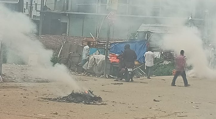 ঢাকা-চট্টগ্রাম মহাসড়কে আগুন দিয়ে অবরোধের চেষ্টা অটোরিকশা চালকদের